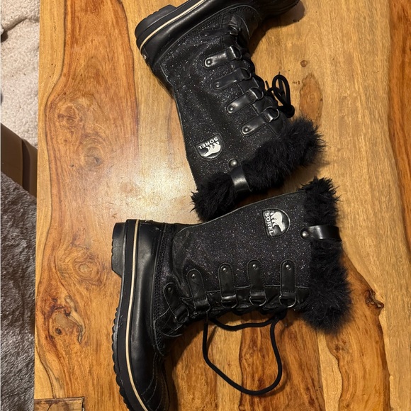 Sorel Black Winter Boots with Fur Trim used once size 10 in like new condition - Picture 2 of 11